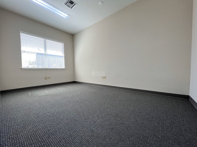 More Photos Of 13284 Pond Springs Rd, Austin Medical For Sale