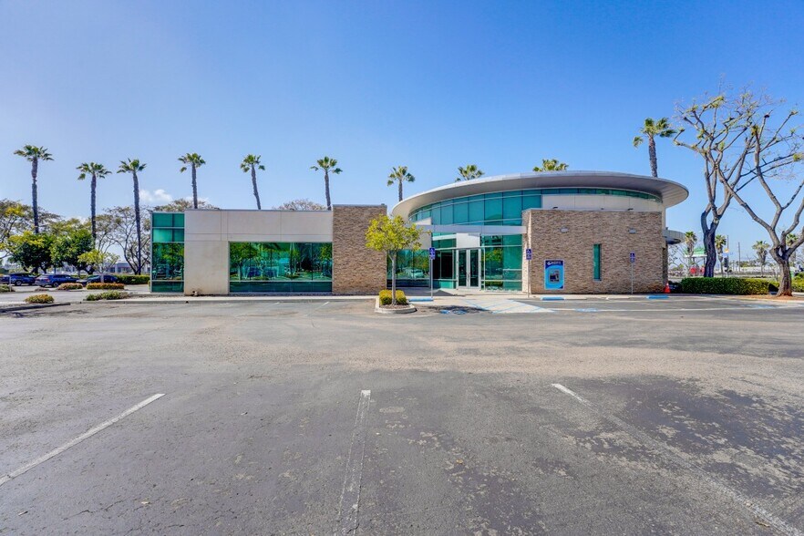 More Photos Of 8623 Spectrum Center Blvd, San Diego Freestanding For Sale