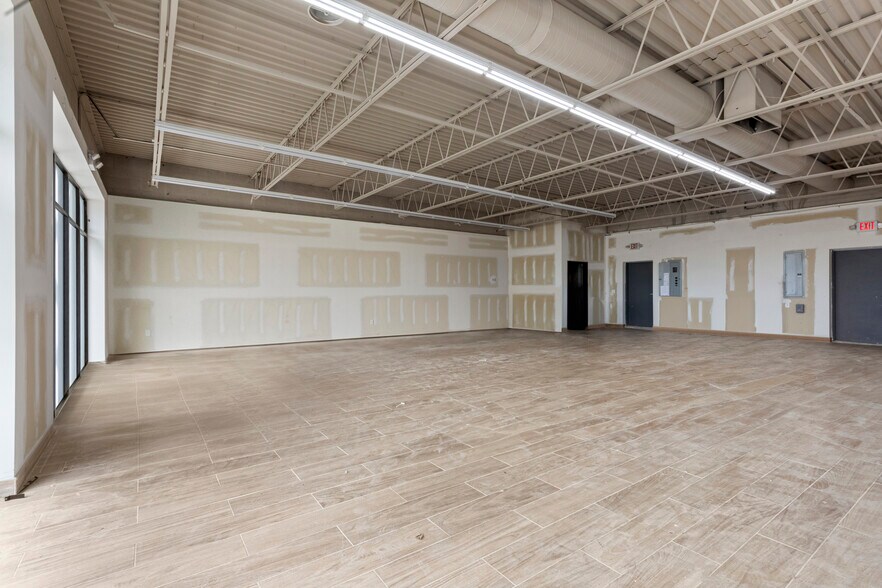 More Photos Of 16775-16777 E 13 Mile Rd, Fraser Unknown For Lease