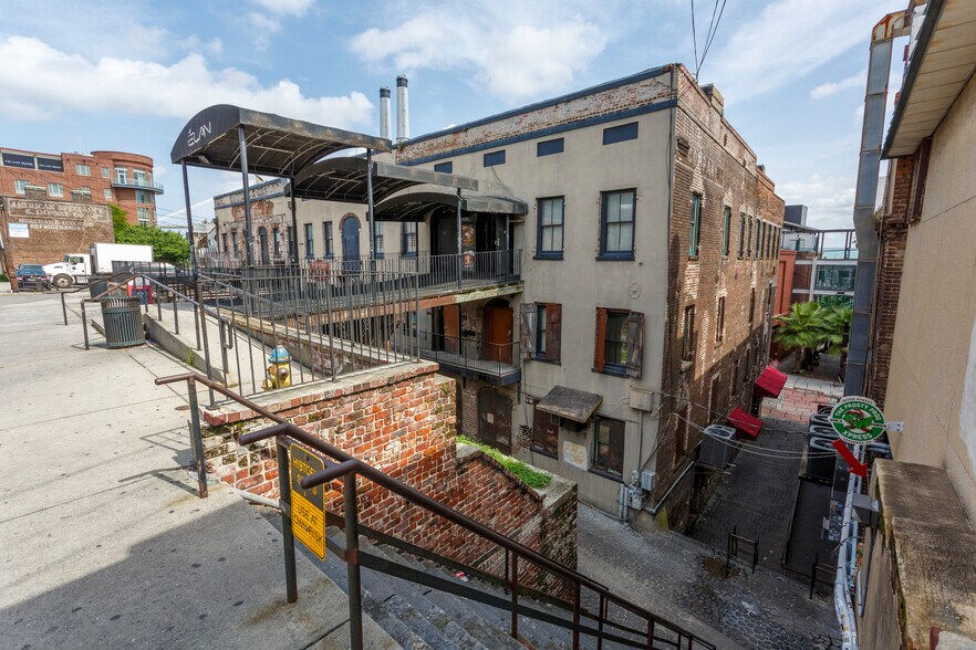 More Photos Of 301-307 W River St, Savannah General Retail For Lease