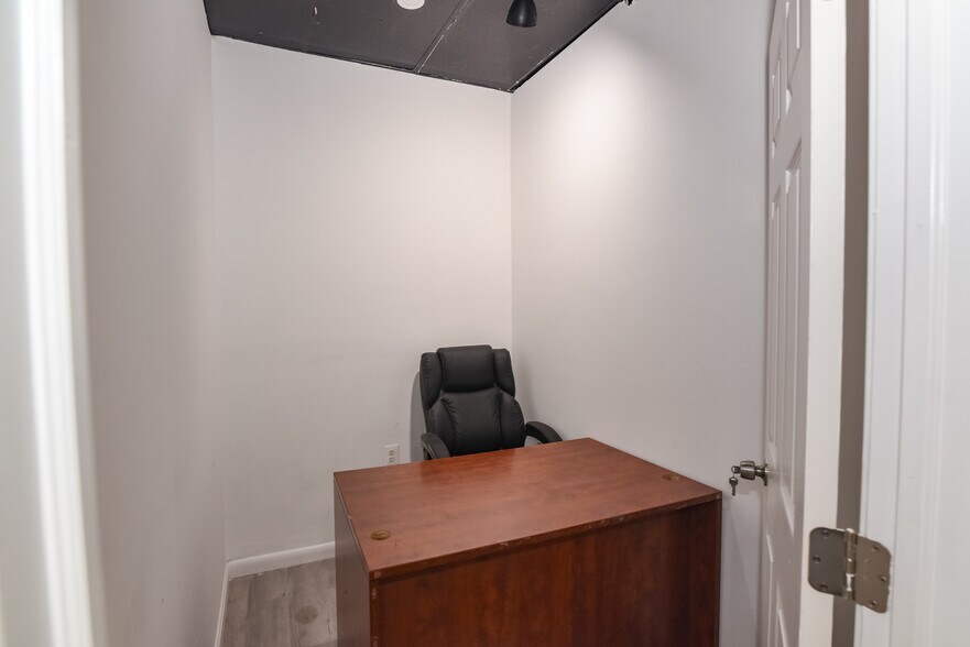 More Photos Of 5900 York Rd, Baltimore Storefront Retail Office For Sale