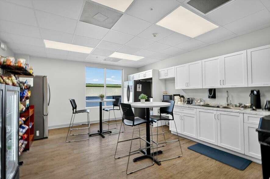 More Photos Of 1996 Brunswick ln, Deland Office For Lease