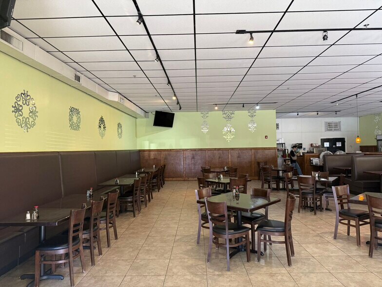 More Photos Of 103 W Court House Sq, Cumming General Retail For Sale