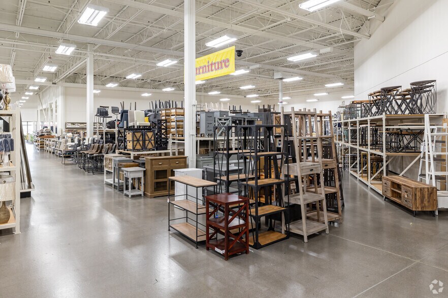 More Photos Of 109-297 N Seven Oaks Dr, Knoxville Freestanding For Lease