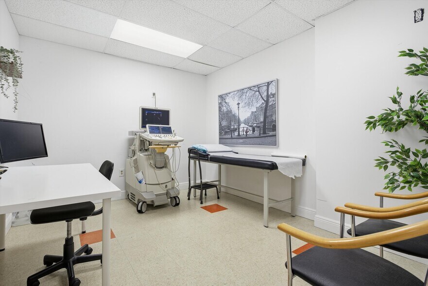 More Photos Of 8527 Pines Blvd, Pembroke Pines Office For Sale