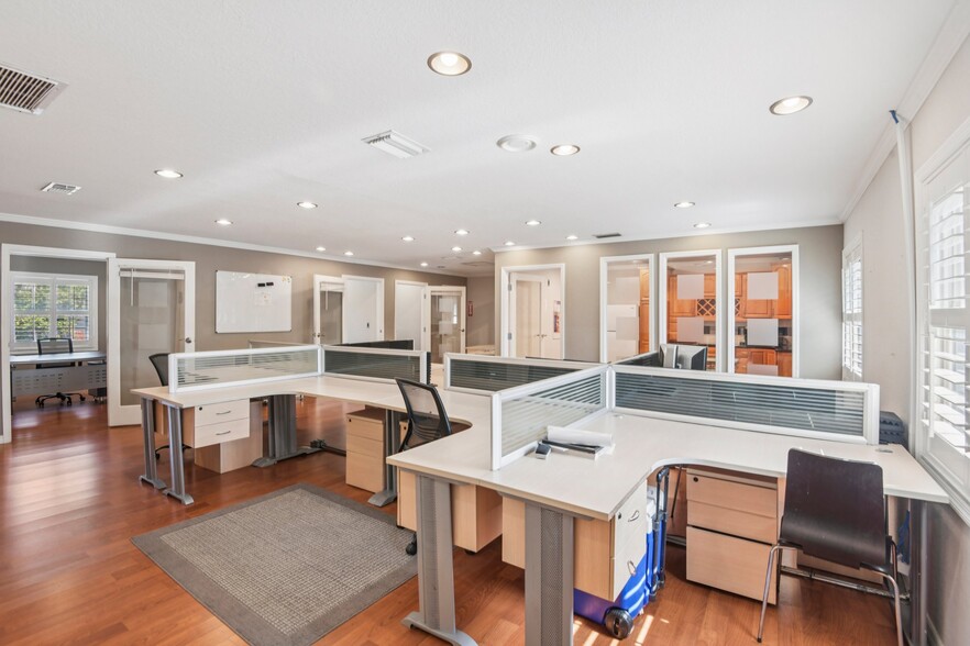 More Photos Of 4868 W Gandy Blvd, Tampa Office For Sale