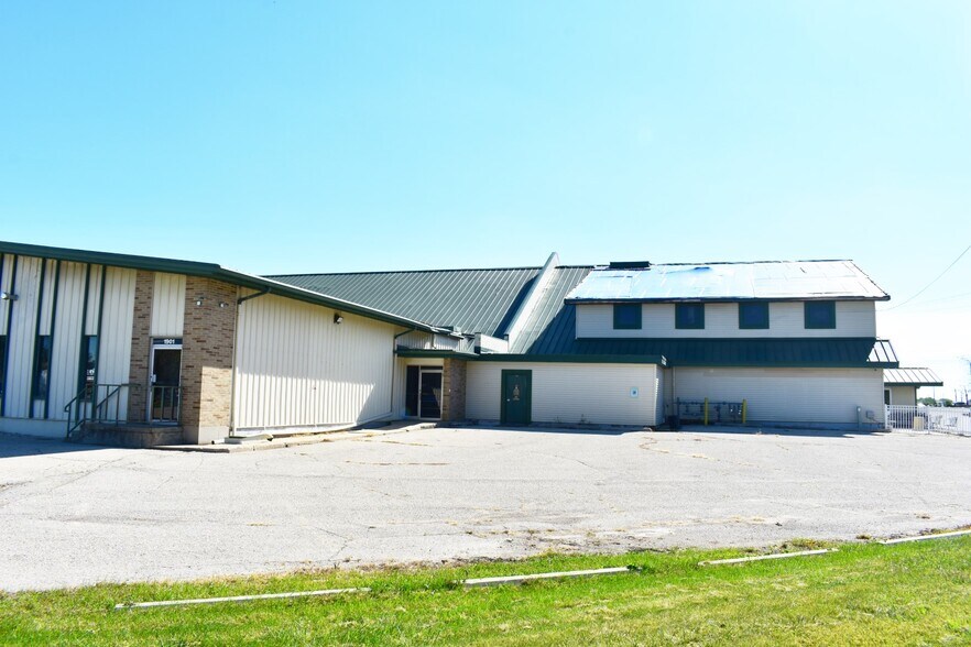 More Photos Of 1901 Beloit Ave, Janesville Bar For Sale
