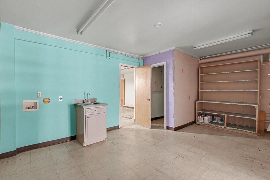 More Photos Of 9420-9424 MO-100, New Haven General Retail For Sale