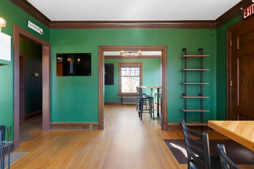 More Photos Of 883 SW Church St, Dallas Restaurant For Sale