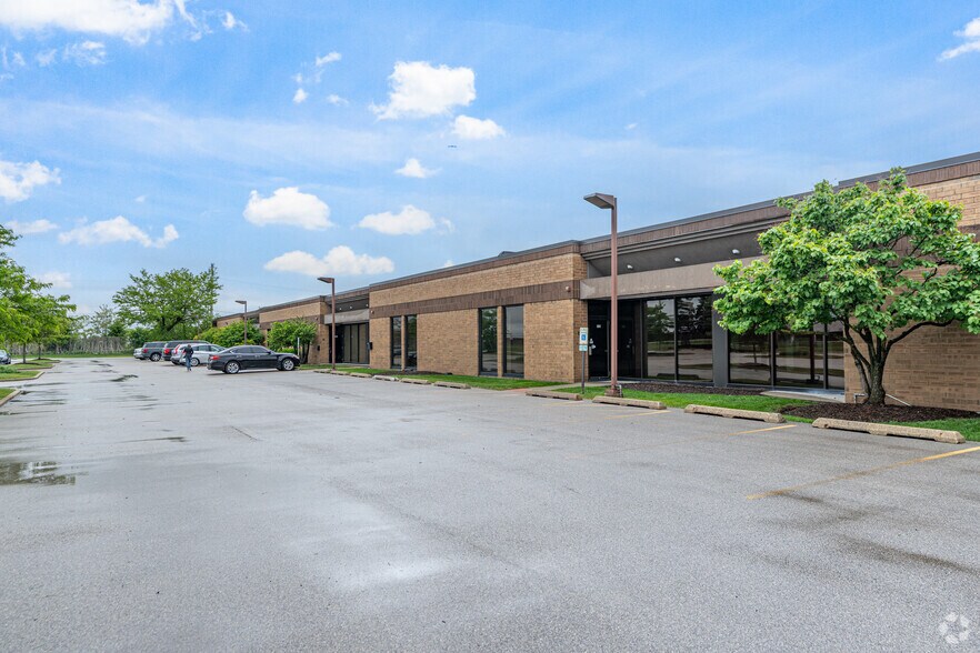 More Photos Of 800-820 W South Thorndale Ave, Bensenville Flex For Lease