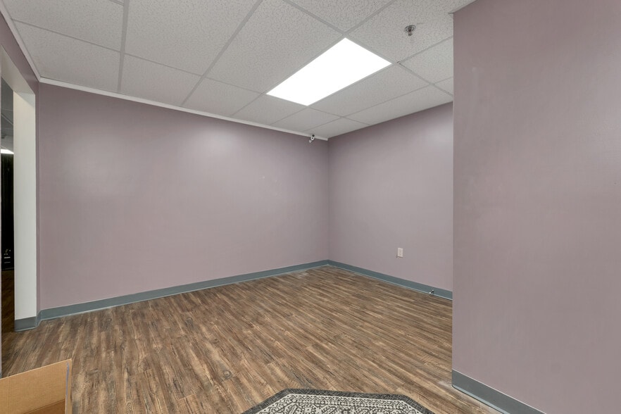 More Photos Of 45 Londonderry Tpke, Hooksett Office For Lease