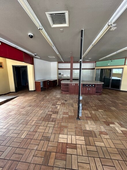 More Photos Of 537 Ridge St, Mineral Point Convenience Store For Sale