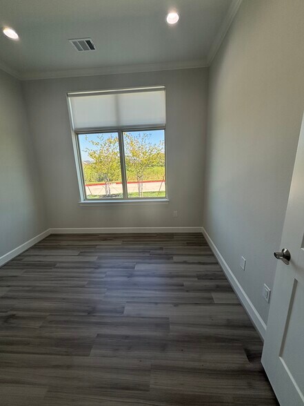 More Photos Of 1630 W Prosper Trl, Prosper Unknown For Lease