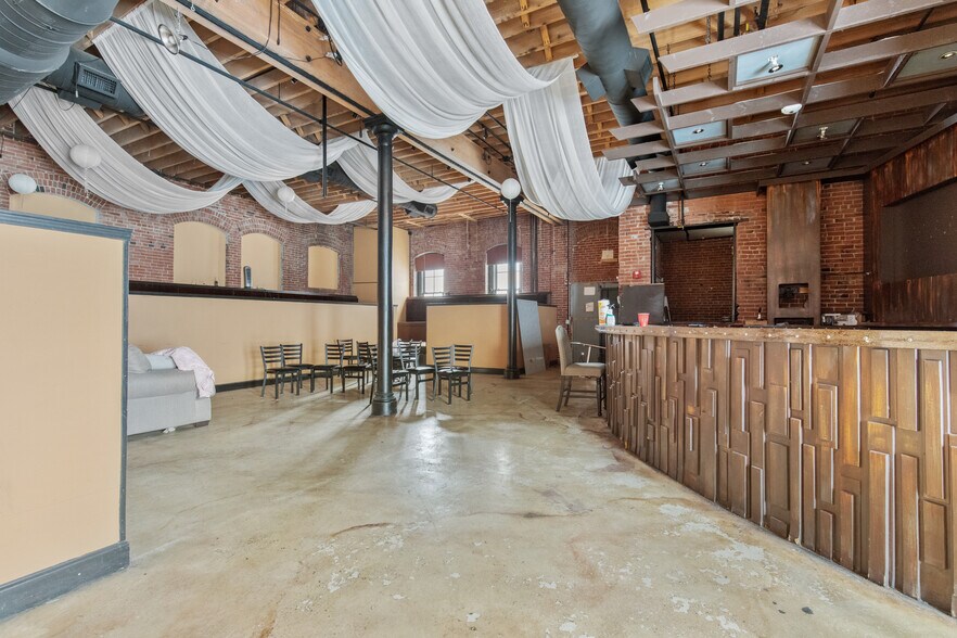 More Photos Of 1900-1904 Locust St, Saint Louis Restaurant For Lease