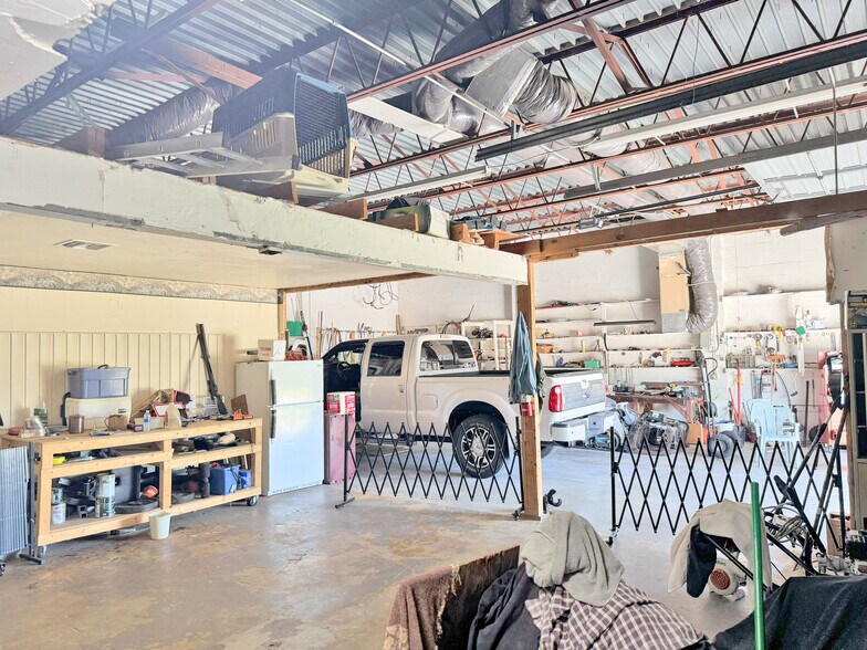 More Photos Of 1029 SE 12th Ct, Cape Coral Warehouse For Lease