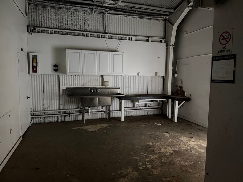 More Photos Of 14844 Aetna St, Van Nuys Warehouse For Lease