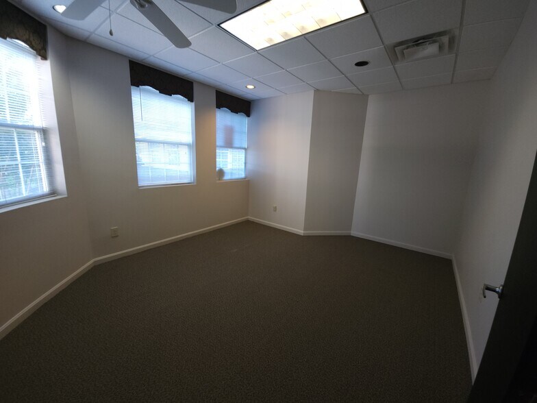 More Photos Of 9700 Park Plaza Ave, Louisville Medical For Lease