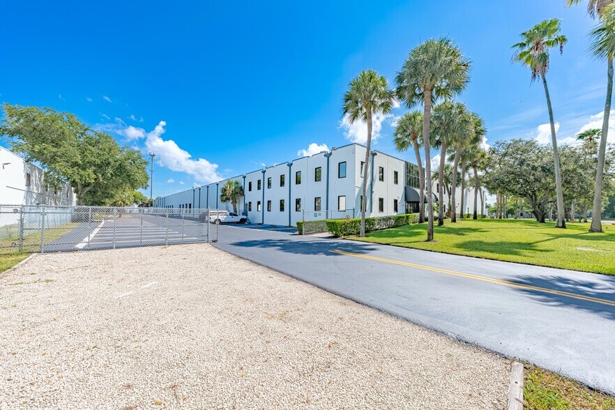 More Photos Of 5255 NW 159th St, Miami Lakes Distribution For Lease