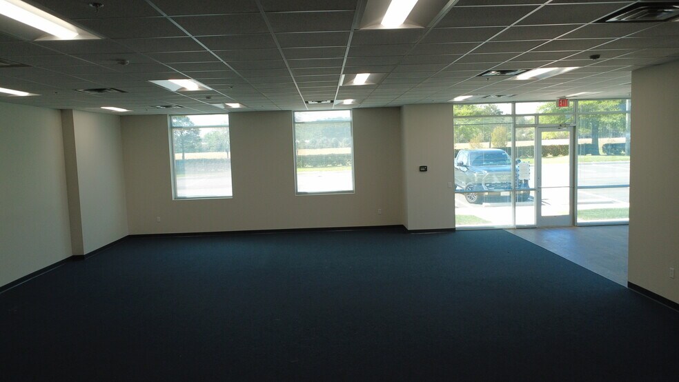 More Photos Of 301 Kenyon Rd, Suffolk Warehouse For Lease