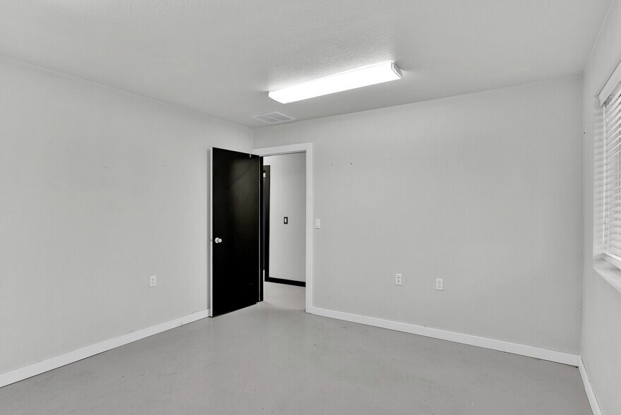 More Photos Of 11445 N Reed Rd, Hayden Warehouse For Lease