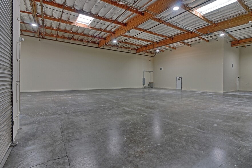 More Photos Of 4483 McGrath St, Ventura Service For Lease