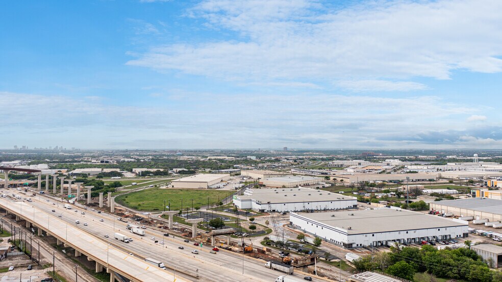 More Photos Of 5411 IH-10, San Antonio Warehouse For Lease