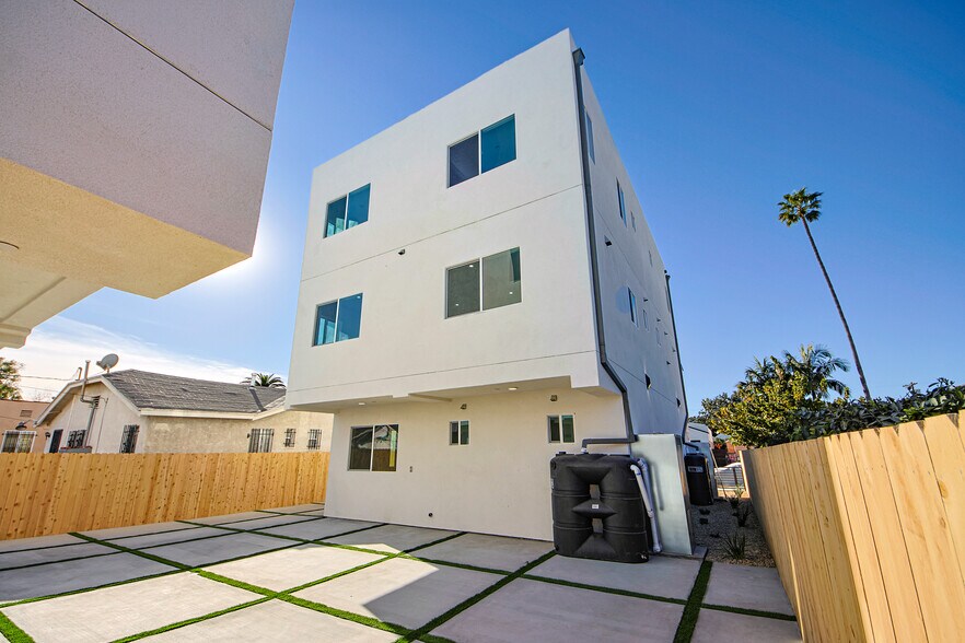 More Photos Of 2404 S Cochran Ave, Los Angeles Apartments For Sale