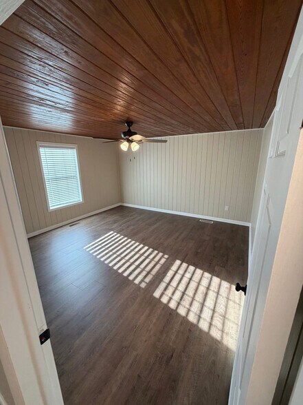 More Photos Of 400 W 5th St, Adel General Retail For Lease