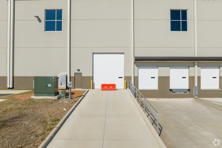 More Photos Of 200 NE Logistics Pky, White Unknown For Lease