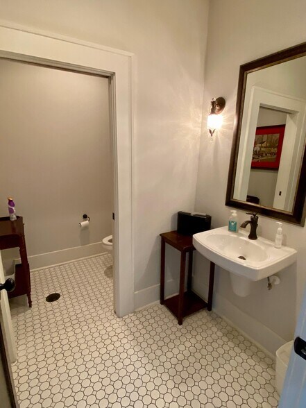 More Photos Of 848 Heights Blvd, Houston Office For Sale