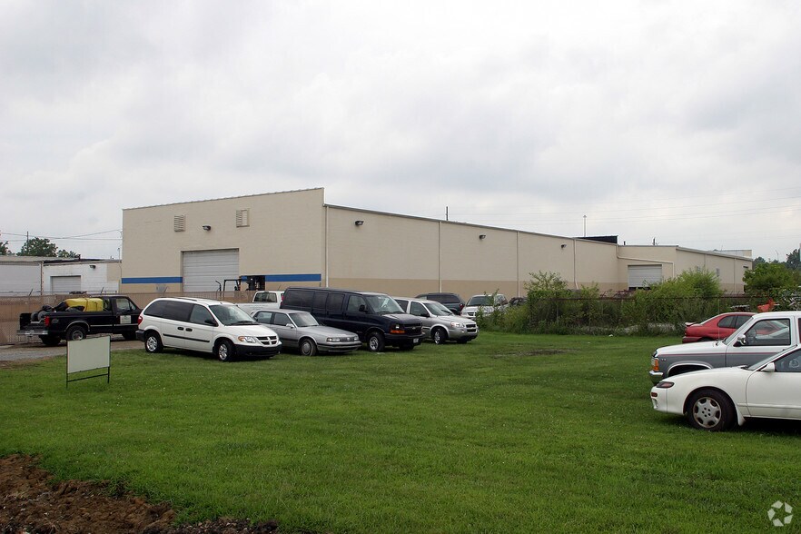 More Photos Of 4330 Hull St, Indianapolis Warehouse For Lease
