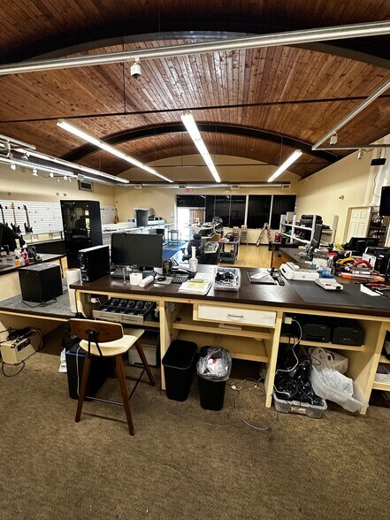 More Photos Of 5225 NE Chouteau Tfwy, Kansas City Freestanding For Lease