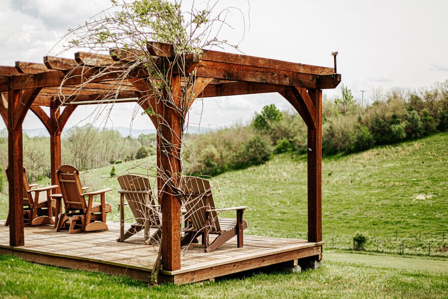 More Photos Of 1329 Commerce Rd, Staunton Hotel For Sale