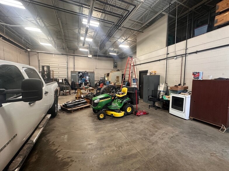 More Photos Of 3408 Busch Dr SW, Grandville Manufacturing For Sale