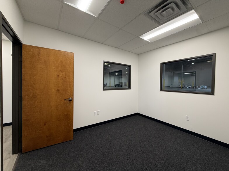 More Photos Of 935 Avenue R, Grand Prairie Distribution For Lease