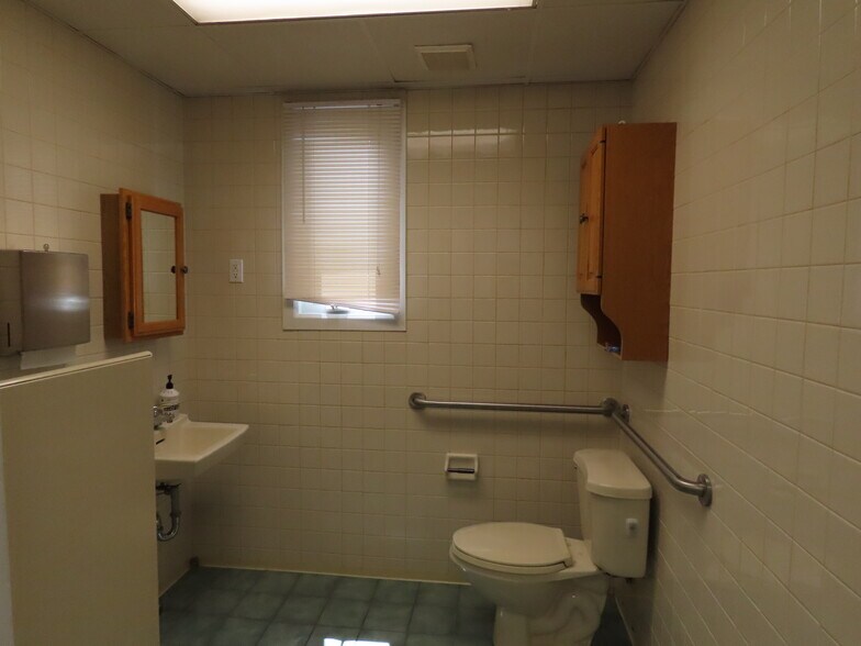 More Photos Of 329 Otter St, Bristol Flex For Lease