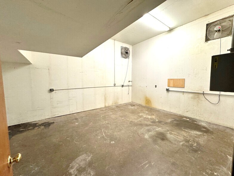 More Photos Of 4610 Femrite Dr, Madison Warehouse For Lease