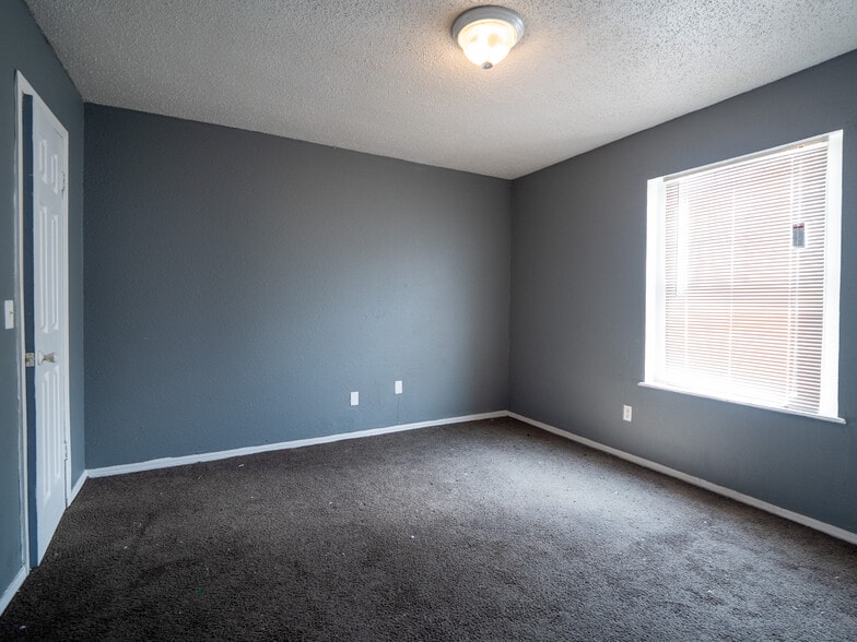 More Photos Of 5924 NW 10th St, Oklahoma City Apartments For Sale