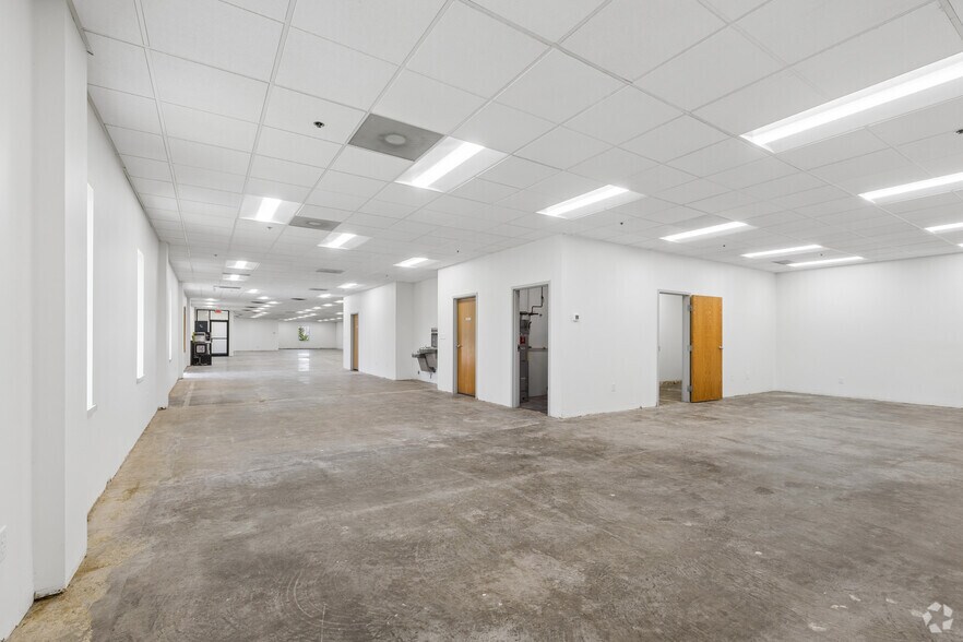 More Photos Of 10901 Hampshire Ave S, Bloomington Warehouse For Lease