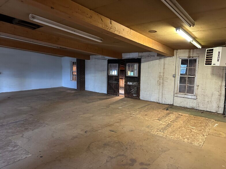 More Photos Of 55 N Cedar St, Lititz Showroom For Lease