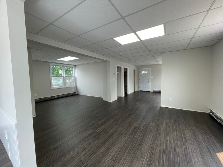 More Photos Of 744-748 Montauk Hwy, Bayport Storefront Retail Residential For Lease