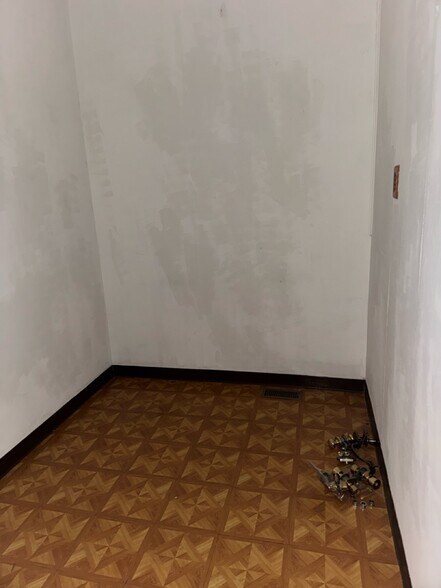 More Photos Of 111 N Walnut St, North Manchester General Retail For Sale