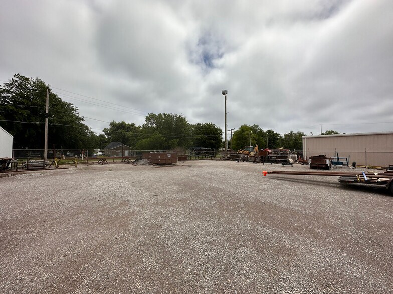 More Photos Of 1301 S 3rd St, Chickasha Distribution For Lease