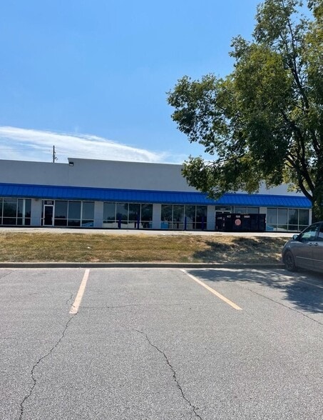More Photos Of 2405 W 7th St, Joplin Storefront Retail Office For Lease