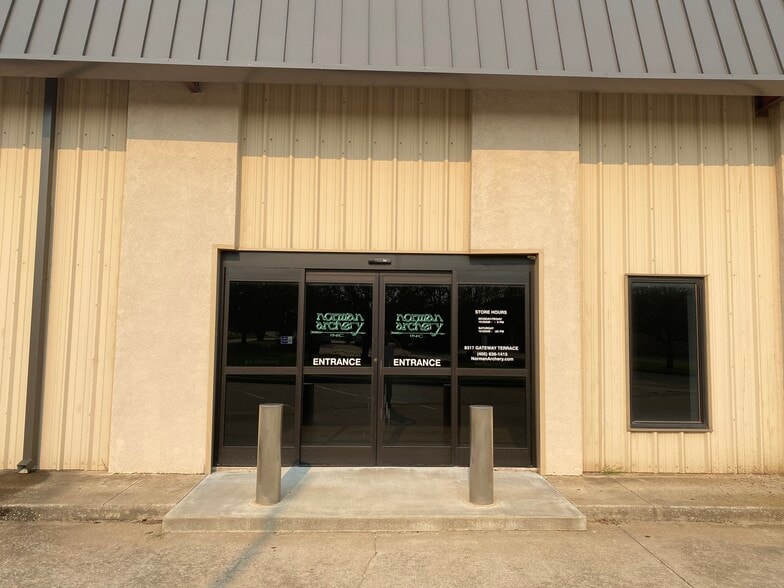 More Photos Of 8317 Gateway Ter, Oklahoma City Showroom For Sale