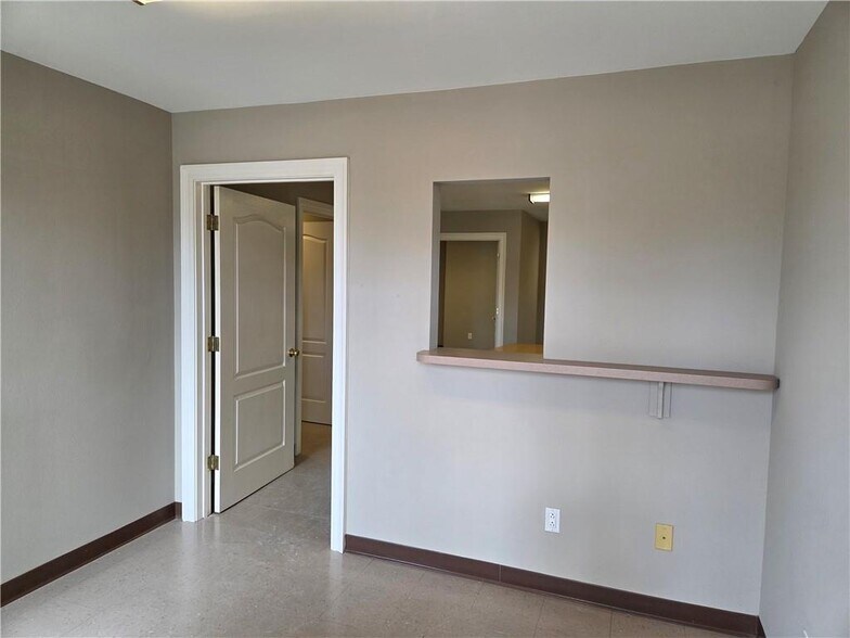 More Photos Of 1065 Muller Pky, Westwego Office For Sale