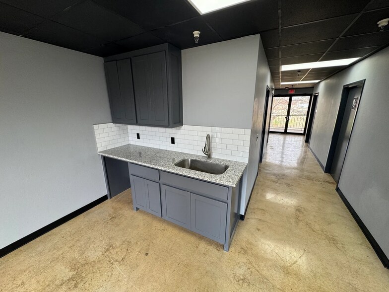 More Photos Of 7901 NE 10th St, Midwest City Office For Lease