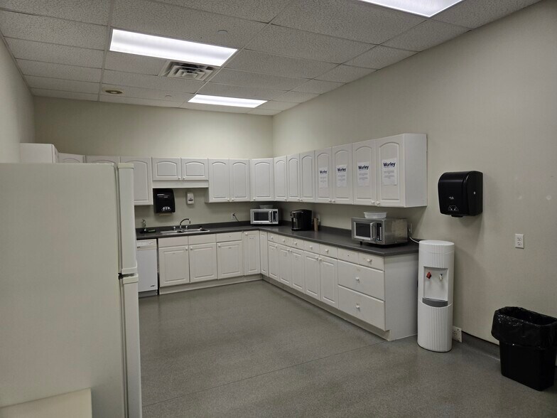 More Photos Of 1100 Bennett Rd, Bowmanville Office For Lease