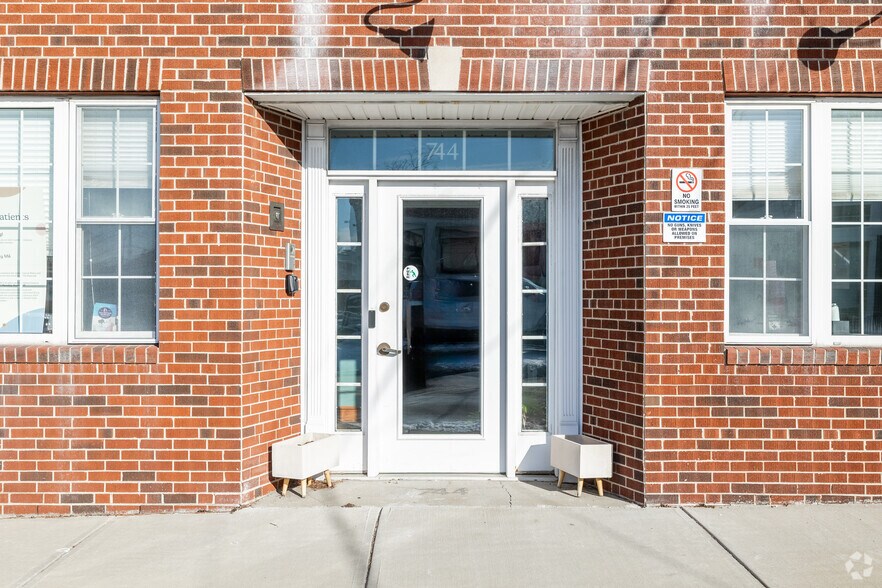 More Photos Of 744 E Squantum St, Quincy Medical For Lease