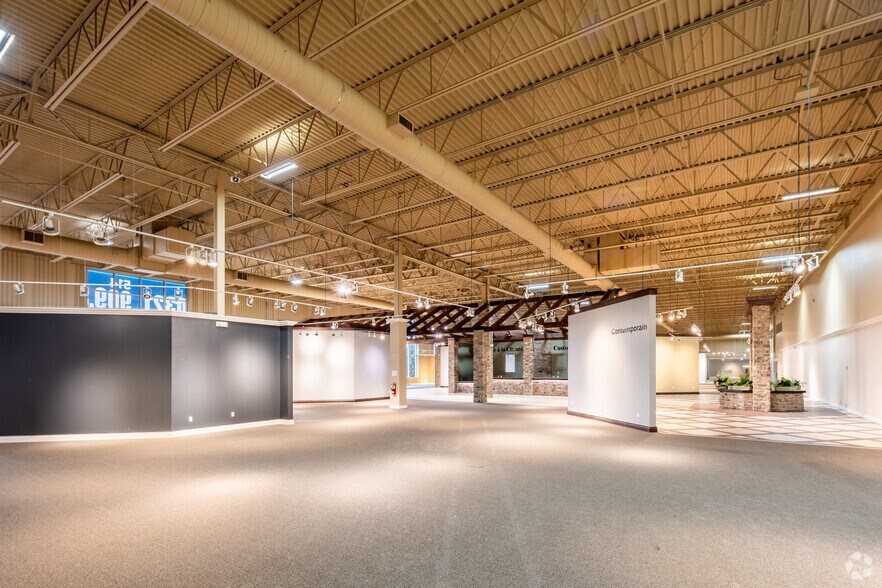 More Photos Of 1939-1979F Rue F.X. Sabourin, Saint-hubert General Retail For Lease